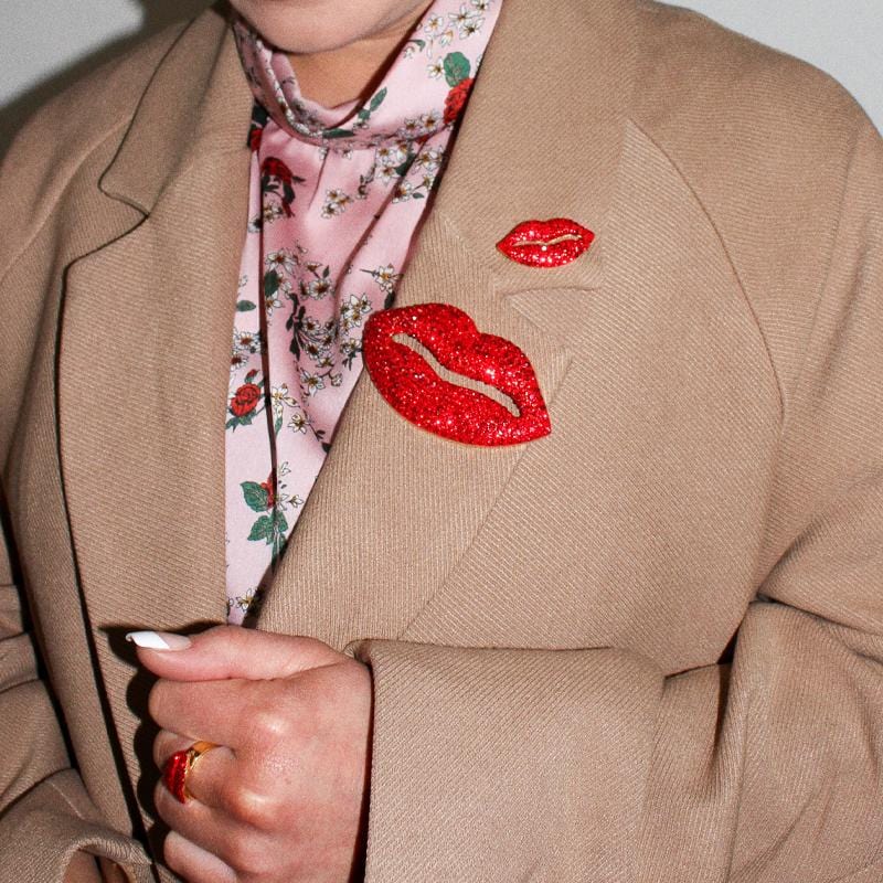 Lips brooch outlet